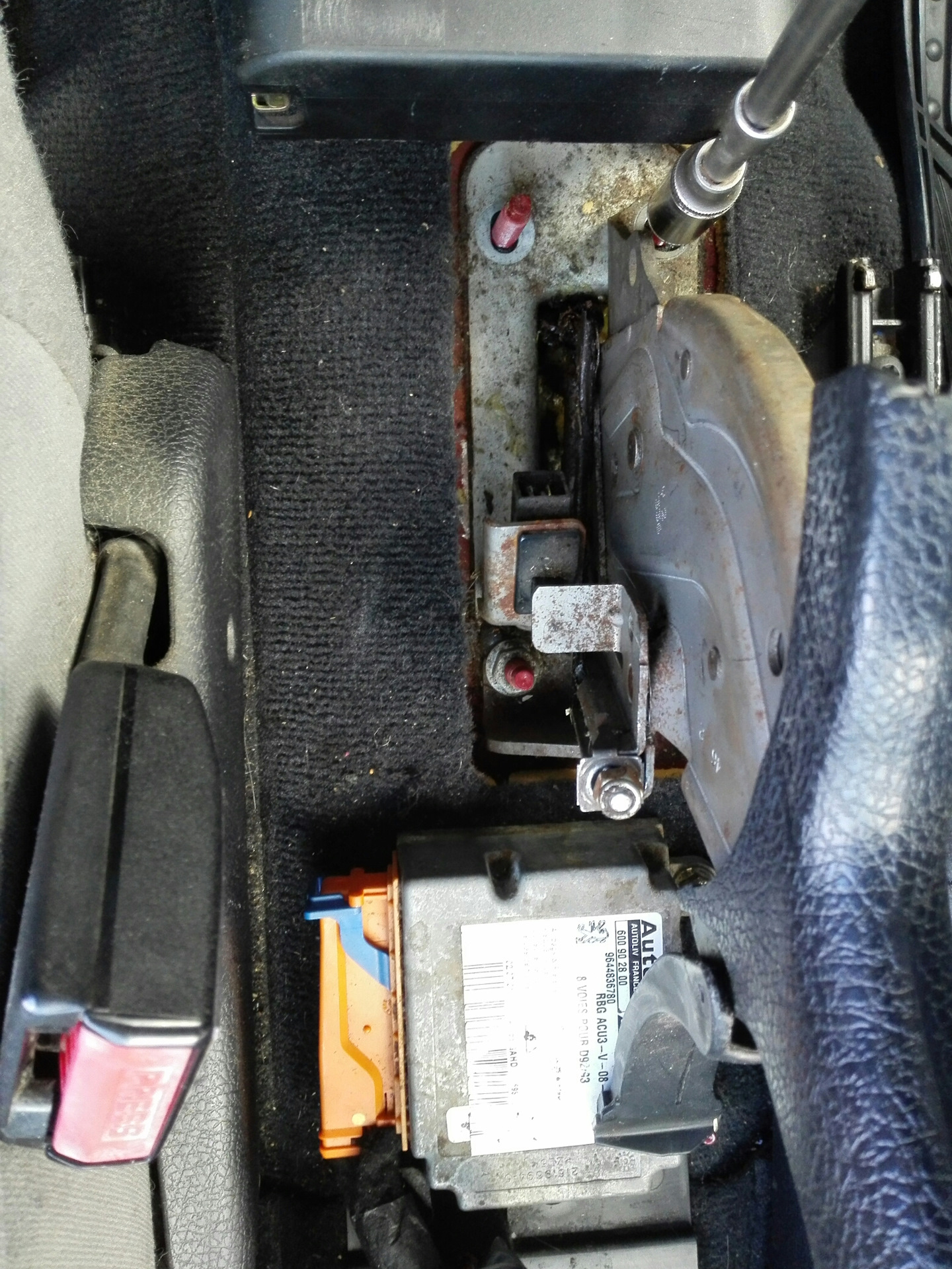 Замена колодок ручного тормоза и задних колодок - peugeot 406 (mk 1)