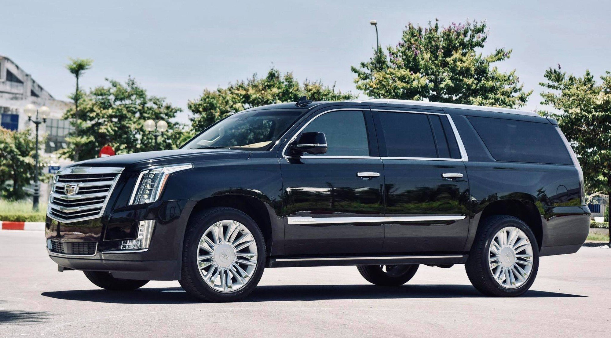 Тест-драйв cadillac escalade-v 2023 года: экстравагантность с деревенским шармом | движение24