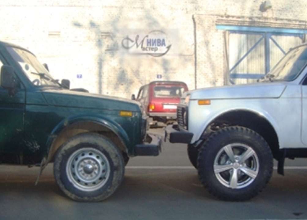 Chevrolet Niva - внедорожник с высоким клиренсом, постоянным полным приводом, блокировкой межосевого дифференциала и понижающим рядом в трансмиссии Всего