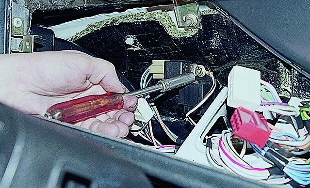 ВАЗ 2107 Жигули : Реле-прерыватель аварийной сигнализации и указателей поворота Фото и схемы необходимые для ремонта Полный мануал по ремонту и обслуживанию авто