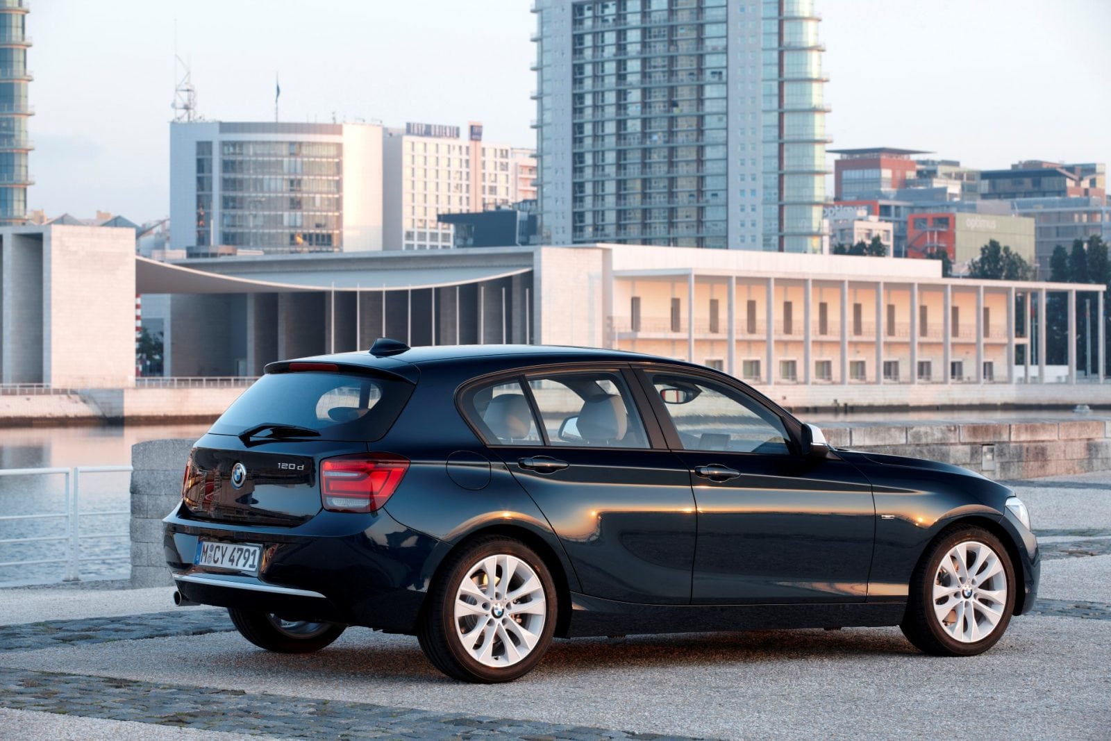 Bmw 1 серия: поколения, кузова по годам, история модели и года выпуска, рестайлинг, характеристики, габариты, фото - carsweek