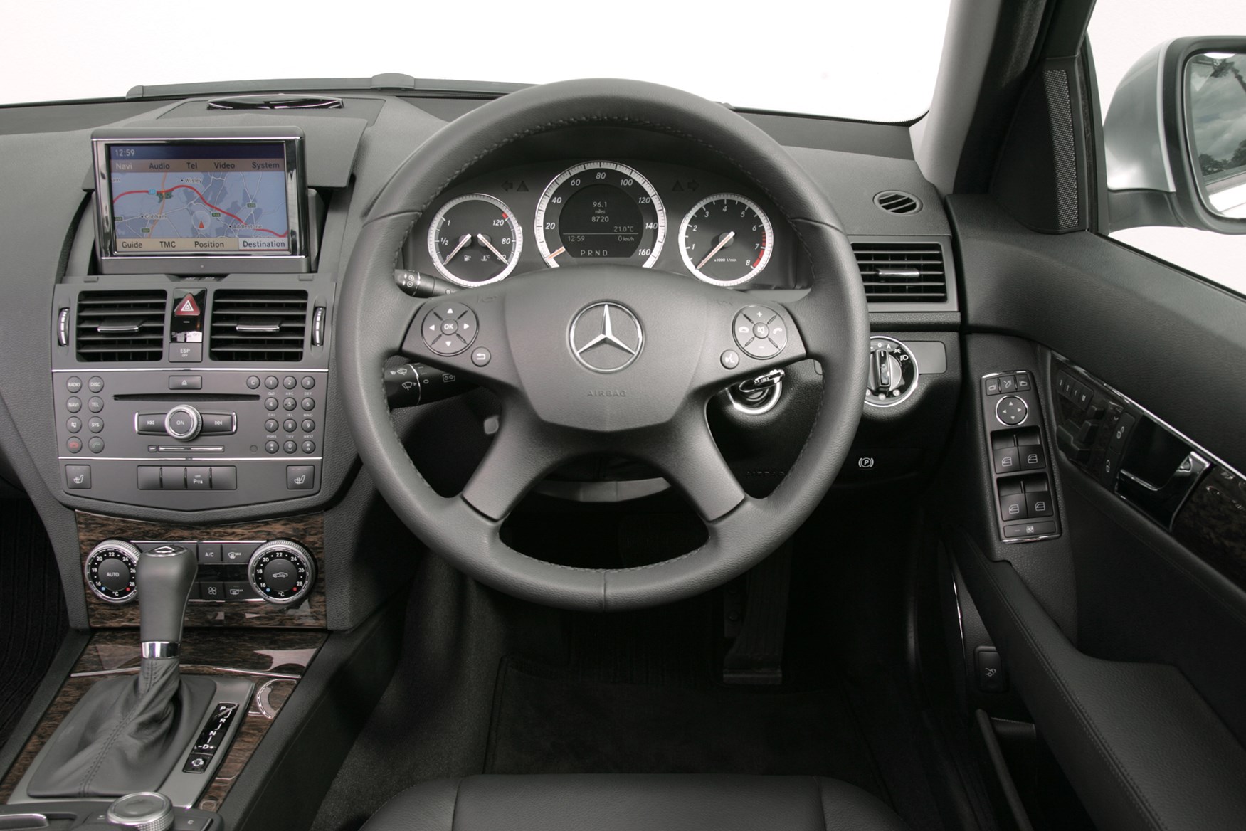 Что было усовершенствовано в автомобиле mercedes w204 c-класса по сравнению с предыдущей моделью?
