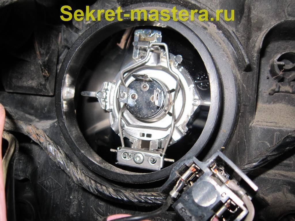 Замена лампочки ближнего света рено логан своими руками