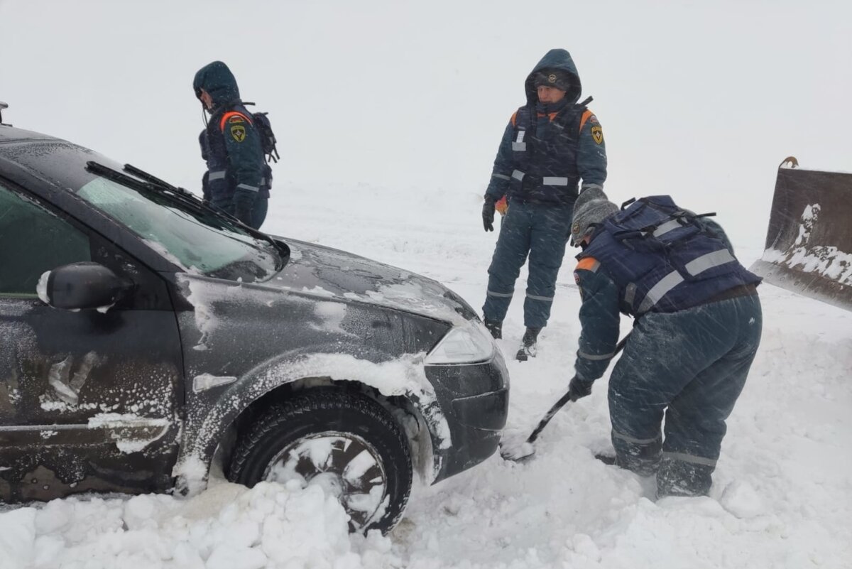 Владельцы легковых автомобилей с невысоким клиренсом периодически испытывают проблемы зимой в заснеженных дворах, а также летом, когда выезжают на природу