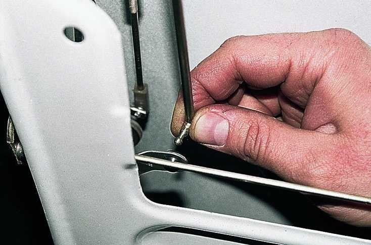 Регулировка дверей ваз 2107 — как отрегулировать устройство замков своими руками